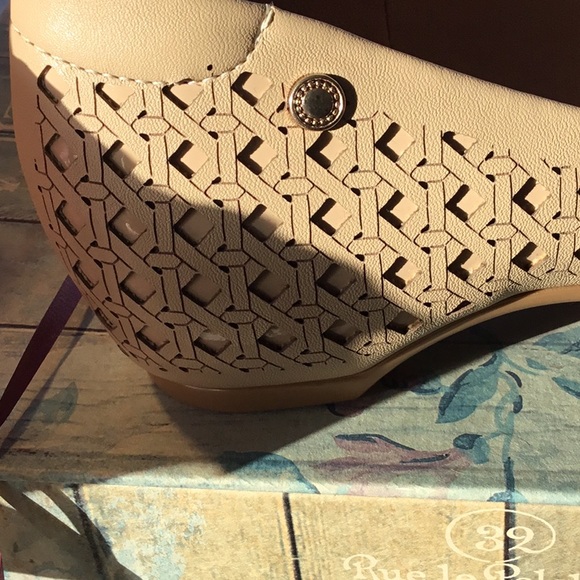 Round-toe flat in beige - Picture 3 of 5